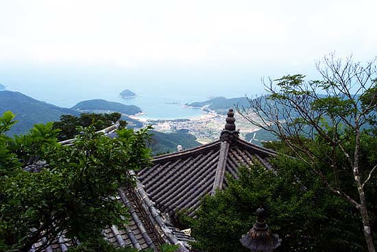 상주 해수욕장과 섬들이 한눈에 들어온다. 해수욕장이 마치 복주머니 형의 반구를 이루고 있다. 기와지붕의 가지런함이 마음조차 가지런하게 해준다. 